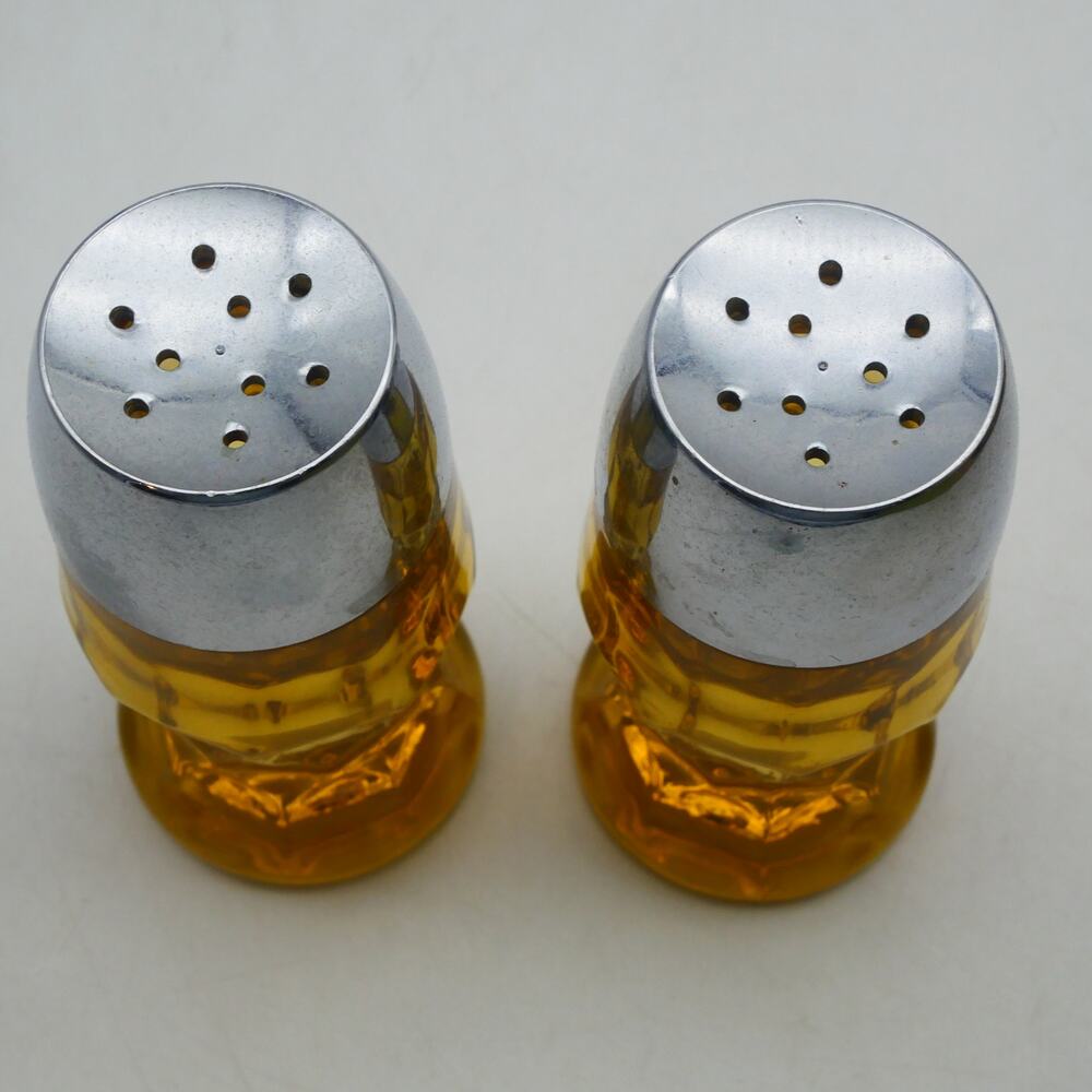 Vintage Anchor Hocking Georgian Amber Gold Glass Salt and Pepper Shakers - Picture 4 of 8